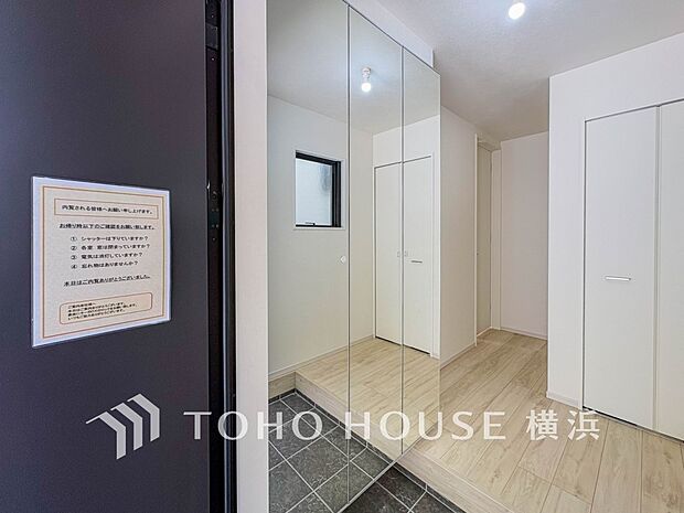 上質感漂う玄関と廊下。居住者の帰り、訪れる方を優しく迎えてくれます。