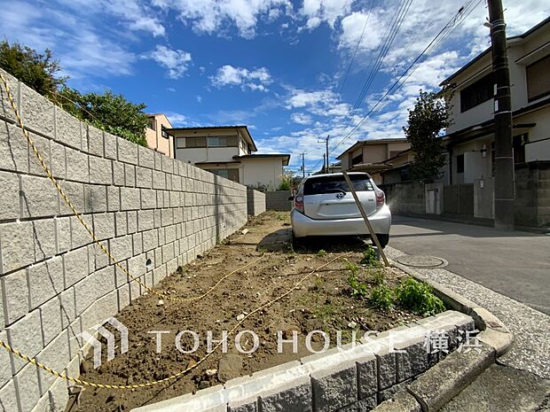 敷地内に駐車スペースがあると、日々の暮らしのをスムーズに運ぶ事が出来ます。(2026年9月撮影)