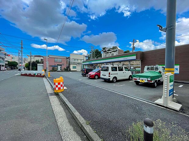 ファミリーマート大岡五丁目店　400m　オリジナルブランド商品やホットスナック・コーヒーも人気です。 