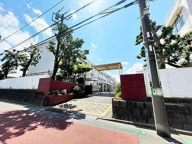 横浜市立藤の木小学校 350m 徒歩5分。小学校が近いのは子育てファミリーにもおすすめのポイント。