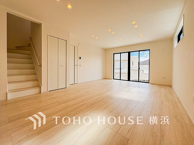 窓からは快適な光を取り入れ、通気性能を上げる事で居心地の良い空間を演出します。