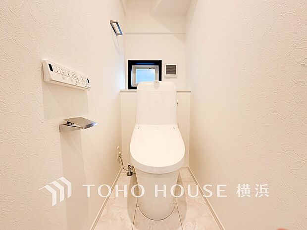 換気と明るさに配慮した、清潔感溢れるトイレ。落ち着いた空間で安らぎのひとときをお過ごしいただけます。