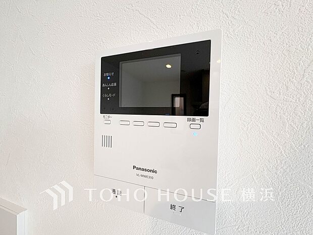 誰が来てもわかる様にモニター付きインターホンを設置。快適と安らぎを合わせた優しい設計。