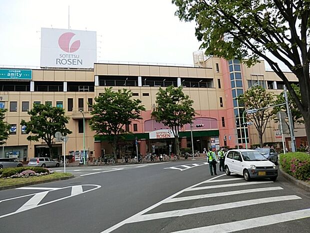 そうてつローゼン成瀬店 800m 食卓を飾る新鮮な食料品が毎日揃います。家族の笑顔を思い浮かべながらお買い物も楽しいです。