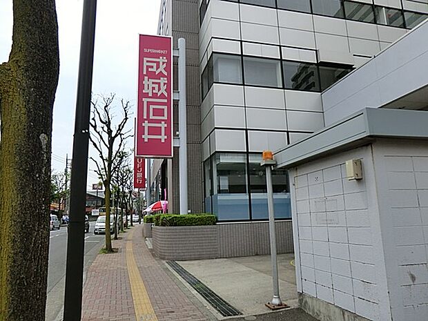 成城石井成瀬店 1000m オリジナルブランドのデザートに力を入れています。プレミアムチーズケーキがおすすめです。