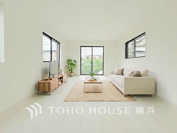 ゆったり寛げる広々リビング。※生成AIによるイメージです。家具・小物は販売価格に含まれません。