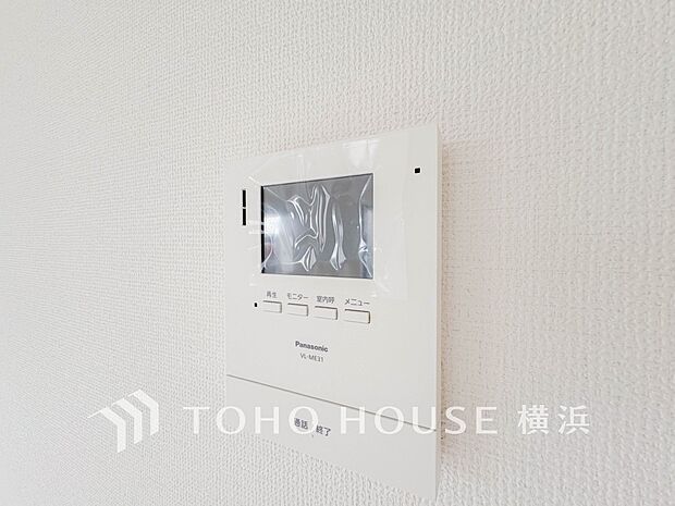 誰が来てもわかる様にモニター付きインターホンを設置。快適と安らぎを合わせた優しい設計。 