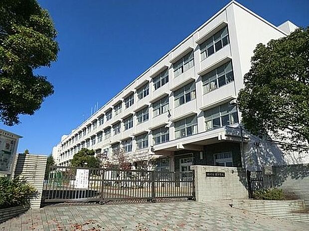 横浜市立鉄小学校 1200m 徒歩15分。お友達との会話も弾む通学路。お子様のかけがえのない思い出に。