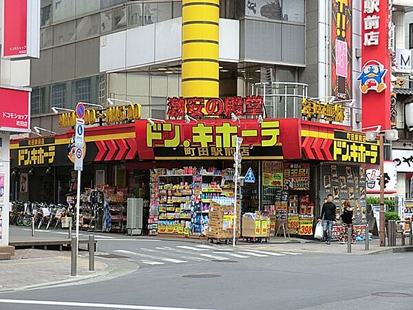 ドン・キホーテ 町田駅前店　1100m　日用品や雑貨、お酒など様々な品を揃える総合ディスカウントストア。