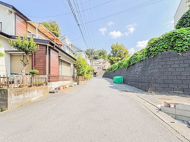 子育て環境、生活利便に優れた住環境に立地し、ゆとりある生活が送れます。(2026年9月撮影)