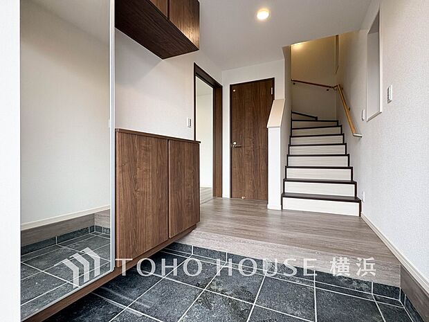 上質感漂う玄関と廊下。居住者の帰り、訪れる方を優しく迎えてくれます。