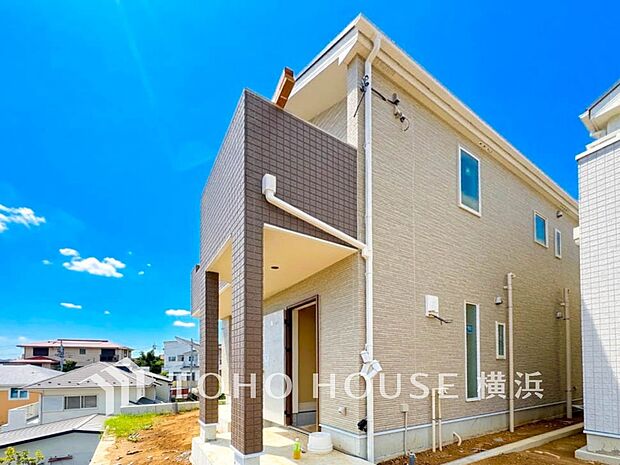 お住まいの顔となる玄関。住まう方のプライドを満たすクオリティを備えています。 (2026年9月撮影)