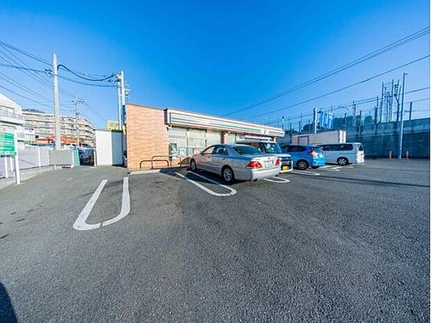 セブンイレブン横浜磯子森5丁目店 120m 食品・日用品の購入、各種支払い、ATM利用まで幅広く対応。日常のあらゆる場面で重宝します。