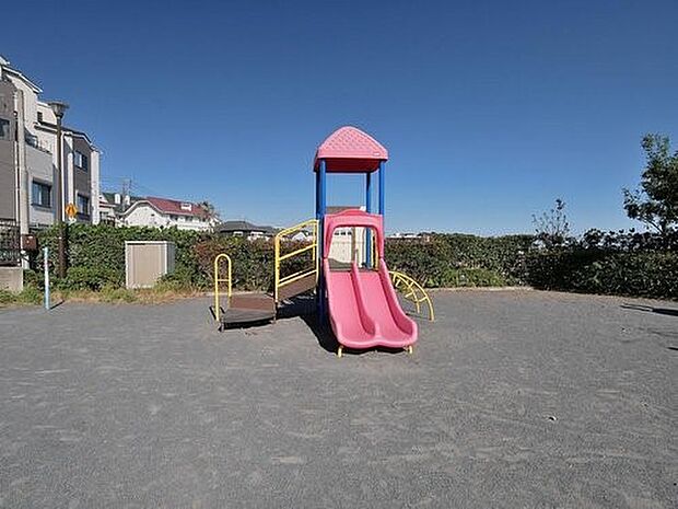 森四丁目第五公園 280m 住宅とマンションの間に位置する雰囲気が優れた公園。