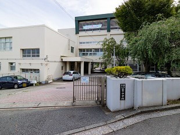 横浜市立笹下中学校 1300m 徒歩17分。中学生の体力づくりにはぴったりの距離かもしれませんね。