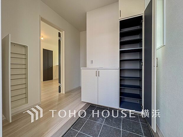 上質感漂う玄関と廊下。居住者の帰り、訪れる方を優しく迎えてくれます。