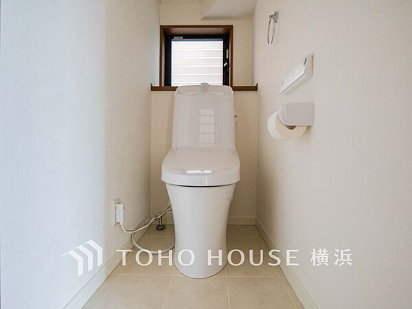 換気と明るさに配慮した、清潔感溢れるトイレ。落ち着いた空間で安らぎのひとときをお過ごしいただけます。