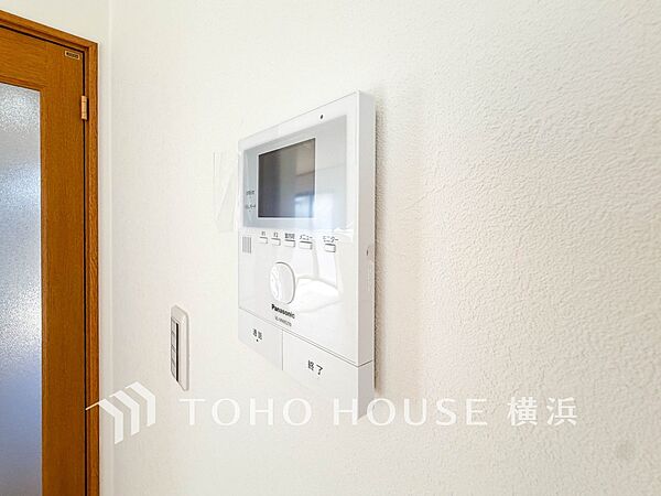 誰が来てもわかる様にモニター付きインターホンを設置。快適と安らぎを合わせた優しい設計。