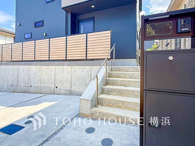 お住まいの顔となる玄関。住まう方のプライドを満たすクオリティを備えています。 
