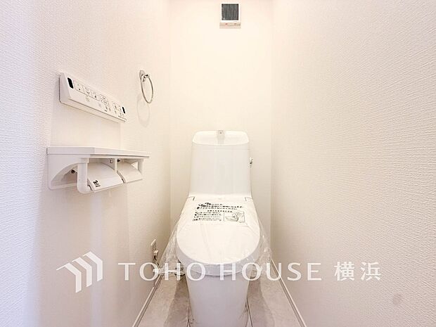 清潔感溢れるトイレ。落ち着いた空間で安らぎのひとときをお過ごしいただけます。