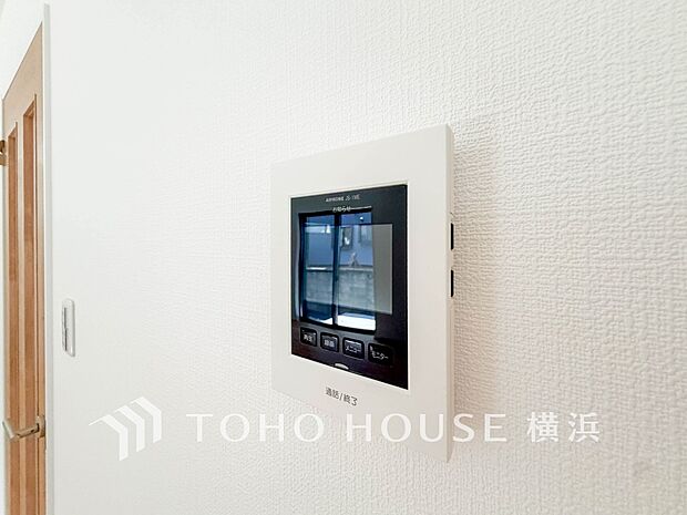 誰が来てもわかる様にモニター付きインターホンを設置。快適と安らぎを合わせた優しい設計。 