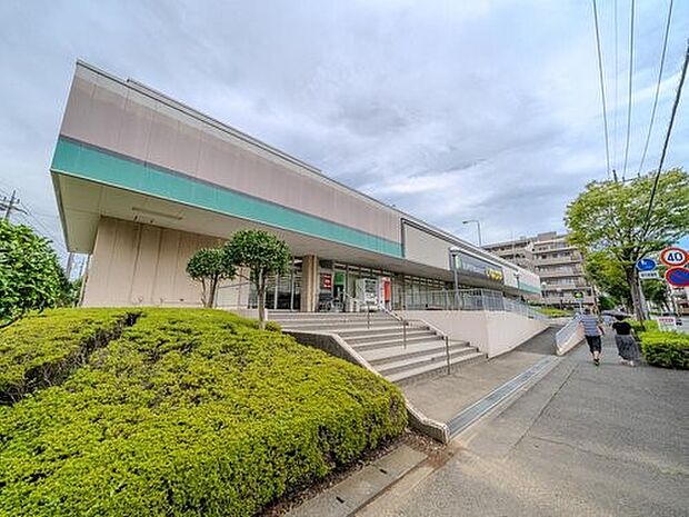 いなげや横浜西が岡店　1500m　駐車場も広く買い物もしやすいです。焼き立てのパンもおいしいです。 
