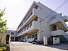 周辺：横浜市立岡津中学校　2300m　徒歩29分。子育て世代に優しい落ち着いた住環境。 