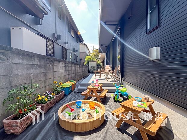 日当りの良い可愛らしいお庭。生成AIによるイメージです。家具・小物・植栽等は販売価格に含まれません。