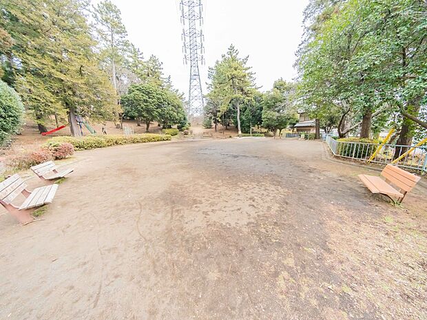 希望が丘ふれあいの森公園 650m 帷子川の源流の一つとなる湧水のある公園。遊具はありませんが、豊かな自然を感じることのできる公園です。