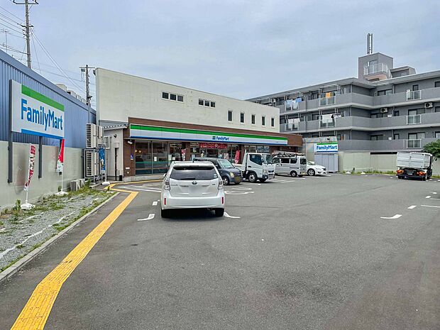 ファミリーマートさちが丘店　850m　ちょっとしたお買い物など近くにあると便利なコンビニエンスストア。 