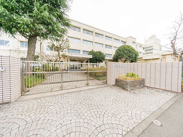 横浜市立希望ヶ丘小学校　700m　徒歩9分。小学校が近いのは子育てファミリーにもおすすめのポイントです。 