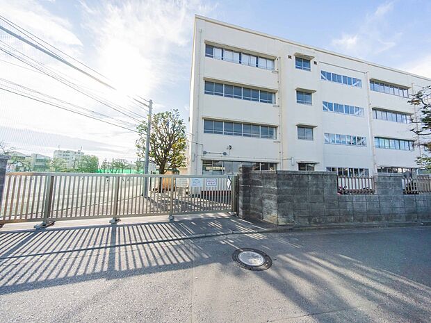 横浜市立旭小学校 400m 徒歩5分。小学校が近いのは子育てファミリーにもおすすめのポイントです。