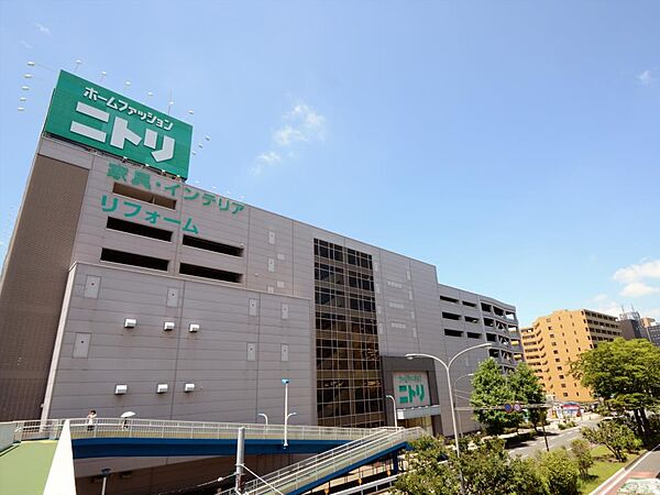 ニトリ新横浜店　1000m　大型家具からインテリア用品までトータルで揃うホームセンター。