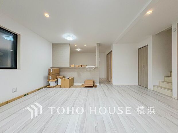 話に夢中になり、ついつい時を忘れてしまう。そんな束の間の幸せを感じさせてくれる場所。