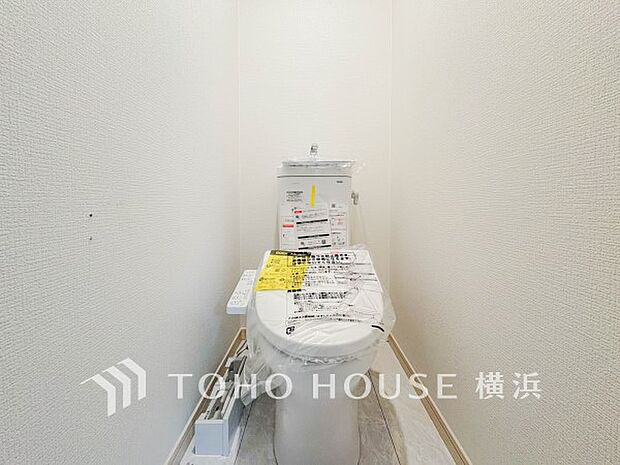 清潔感溢れるトイレ。落ち着いた空間で安らぎのひとときをお過ごしいただけます。