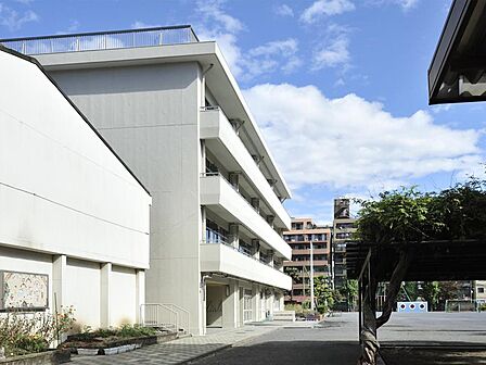 横浜市立南吉田小学校　850m　徒歩11分。小学校が近いのは子育てファミリーにもおすすめのポイントです。 