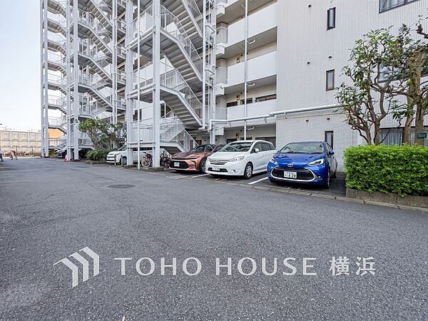 敷地内駐車場（空き状況はお問い合わせください）。