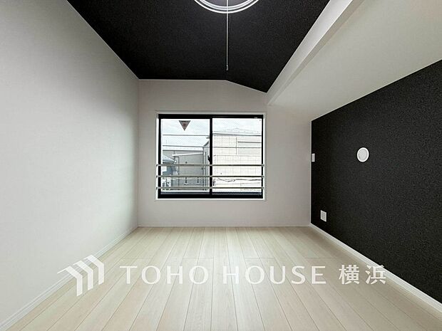 心地よい光と風があふれています。プライベートな自分時間を快適に過ごせるお部屋。