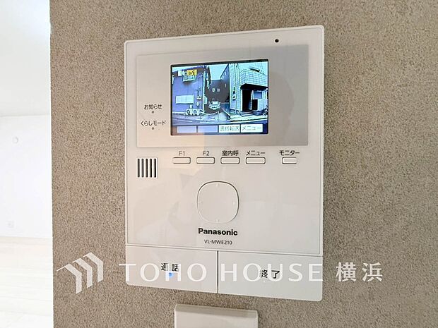 誰が来てもわかる様にモニター付きインターホンを設置。快適と安らぎを合わせた優しい設計。