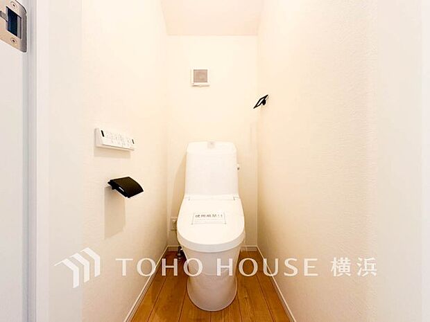 清潔感溢れるトイレ。落ち着いた空間で安らぎのひとときをお過ごしいただけます。