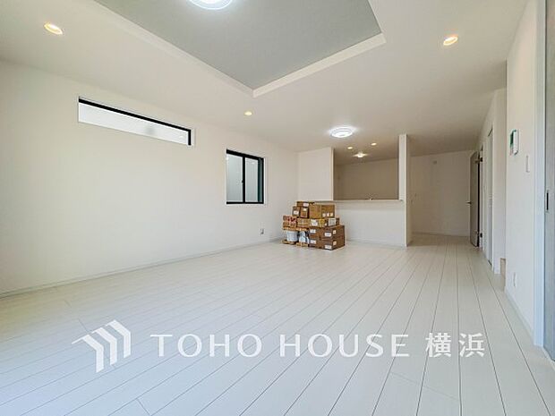明るく開放的な空間が広がるLDK。室内には豊かな陽光が注ぎ込み、爽やかな住空間を演出。