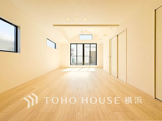 光と風があふれる開放的なリビングダイニングには自然と家族みんなが集まってきます。