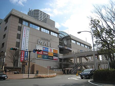 オーロラモール東戸塚 190m 休日はご家族連れなどで賑わう東戸塚駅前にある複合商業施設。普段のお買い物からグルメまで楽しめます。