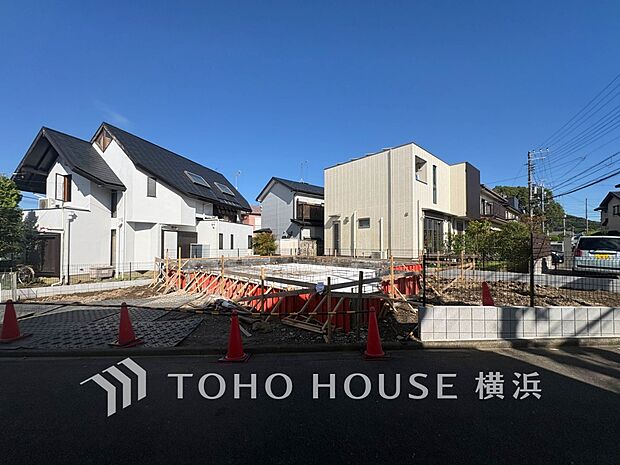 落ち着いた住宅地に位置する土地。自然と調和した穏やかな生活が楽しめます。（2026年10月撮影）