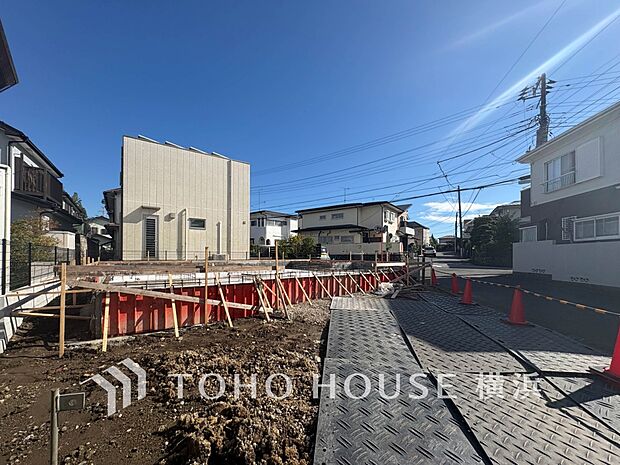 忙しく過ぎゆく日常を置き去るほど、ゆったりした時間が流れる住環境。(2026年10月撮影)