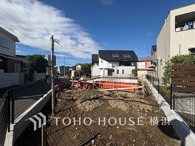 落ち着いた住宅地に位置する土地。自然と調和した穏やかな生活が楽しめます。（2026年10月撮影）
