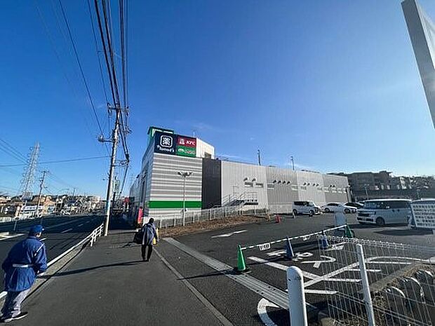 サミットストア踊場駅前店 700m 毎日の食卓を彩る食料品が品揃え豊富に揃います。トモズ、ケンタッキー、サイゼリアが併設されています。