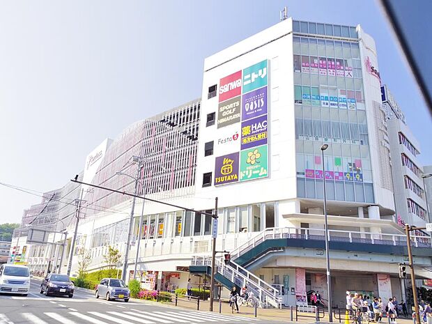 ニトリ戸塚駅前店 1200m サクラス戸塚内。豊かな暮らしをお手伝い。インテリア用品などがトータルで揃うホームセンター。