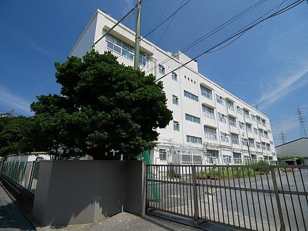 横浜市立矢部小学校 370m 徒歩5分。小学校が近いのは子育てファミリーにもおすすめのポイント。