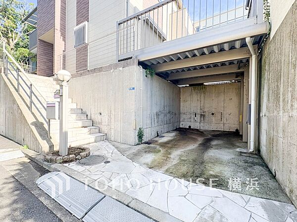雨や紫外線から大切な愛車を守る地下車庫はセキュリティ面も安心です。